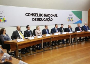 CNE destaca autonomia de escolas para implementar lei que restringe celulares em salas de aula