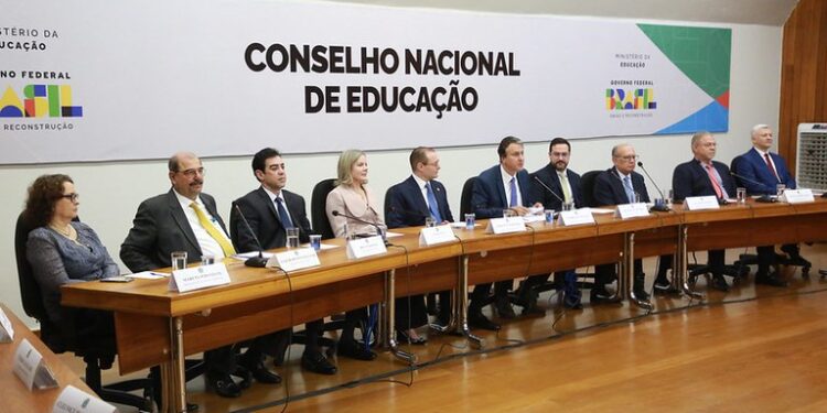 CNE destaca autonomia de escolas para implementar lei que restringe celulares em salas de aula
