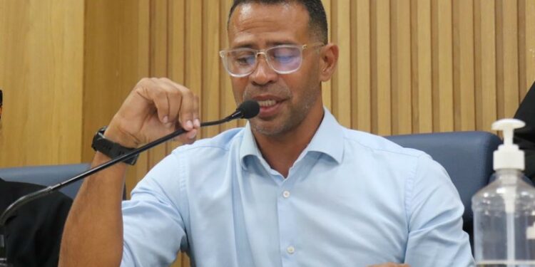 Vereador Sargento Byron cobra recapeamento asfáltico em vias da capital sergipana