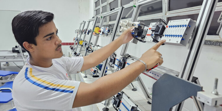 Curso de Automação Industrial do Centro de Excelência Neuzice Barreto destaca-se pela alta demanda e excelência na formação técnica