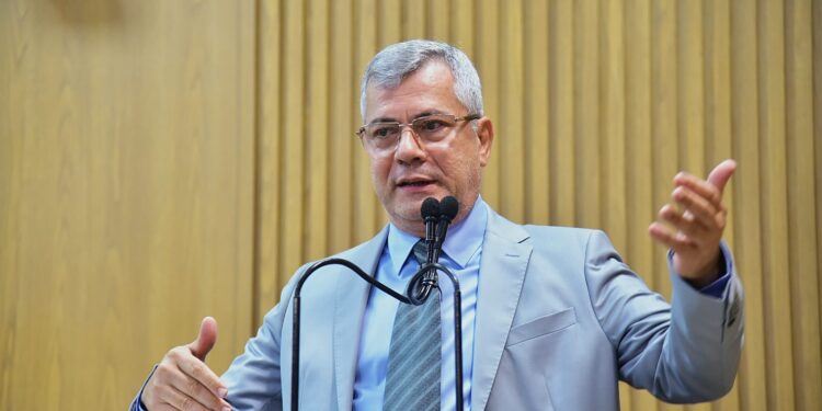 Iran Barbosa apela pela atualização do valor do piso salarial do magistério