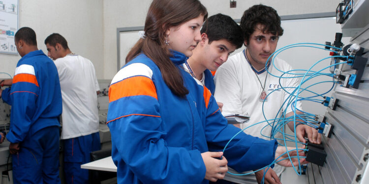 Ministério da Educação lança programa para ampliar acesso de estudantes ao ensino técnico