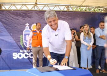 Prefeito Samuel assina ordem de serviço para pavimentação e drenagem da avenida Contorno 4, na Piabeta