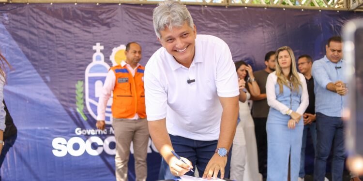 Prefeito Samuel assina ordem de serviço para pavimentação e drenagem da avenida Contorno 4, na Piabeta