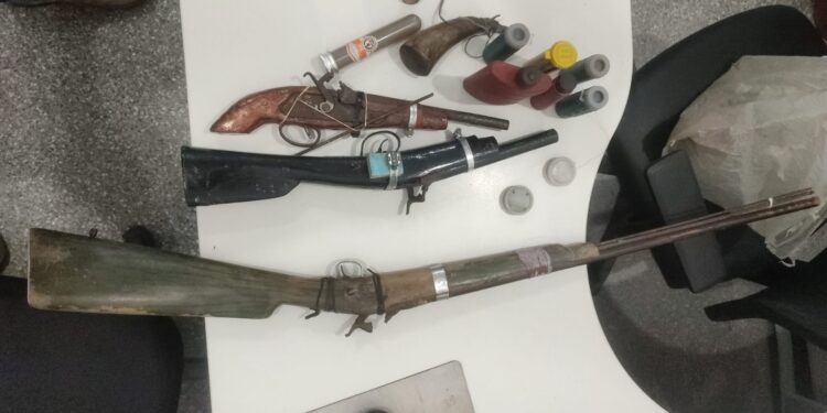 Polícia Civil prende homem em flagrante por posse ilegal de arma após denúncia de maus-tratos contra criança em Cristinápolis