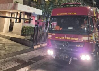 Corpo de Bombeiros combate incêndio em apartamento no bairro 13 de Julho, em Aracaju