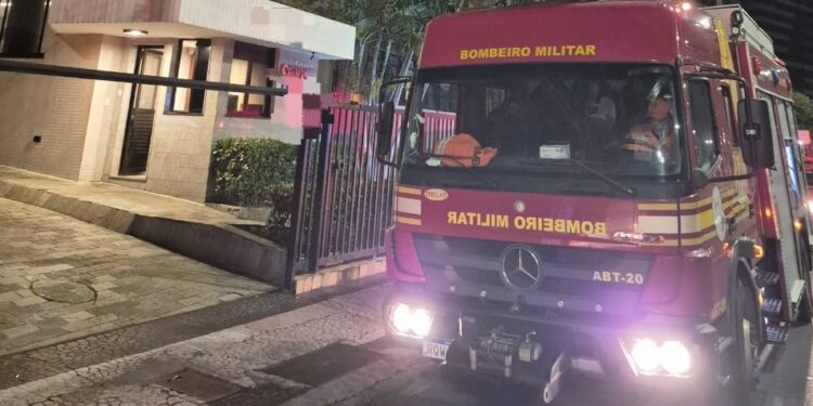 Corpo de Bombeiros combate incêndio em apartamento no bairro 13 de Julho, em Aracaju