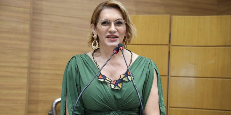 Linda Brasil reivindica a convocação dos aprovados no concurso da COGERP/SE