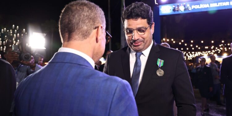 Jeferson Andrade é homenageado com medalha comemorativa dos 190 anos da Polícia Militar