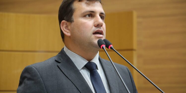Marcos Oliveira denuncia descaso com educação e infraestrutura em Sergipe