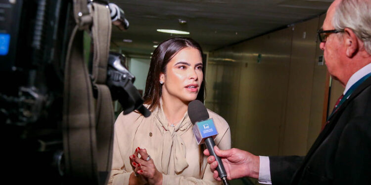 Yandra Moura participa da Premiação do Concurso Pelo Fim da Violência Contra a Mulher
