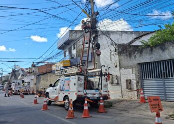 Energisa realiza retirada de cabos clandestinos de internet e telefonia