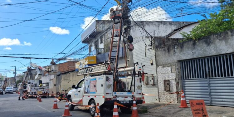 Energisa realiza retirada de cabos clandestinos de internet e telefonia