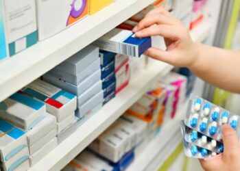 Prescrição de medicamentos por farmacêuticos é contestada na Justiça e no Senado