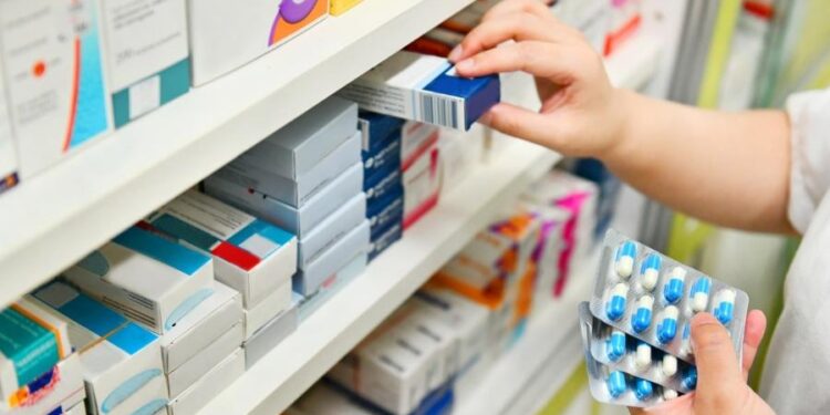 Prescrição de medicamentos por farmacêuticos é contestada na Justiça e no Senado