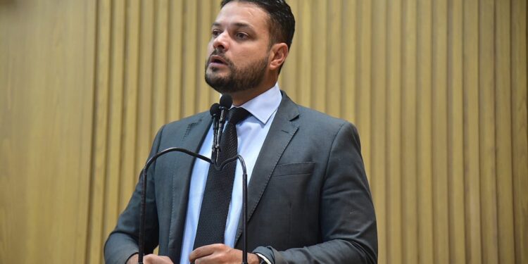 Vereador Anderson de Tuca volta a cobrar soluções para Estação da Leste