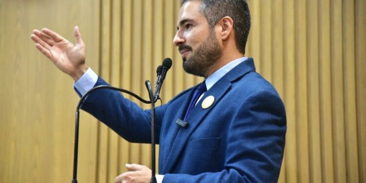 Ricardo Vasconcelos destaca PL de empréstimo que viabiliza compra de ônibus elétricos para a capital