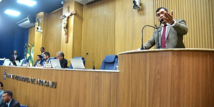 Levi Oliveira enfatiza benefícios de PL que autoriza empréstimo para compra de ônibus elétricos em Aracaju