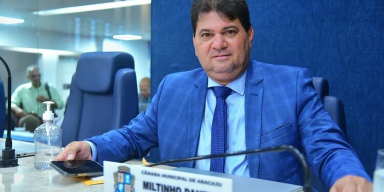 Miltinho Dantas vota a favor de empréstimo de R$ 161 milhões para aquisição de ônibus elétricos