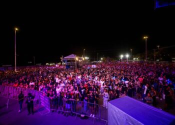 Noite do rock agita primeiro dia de shows dos 170 anos de Aracaju na Orla de Atalaia