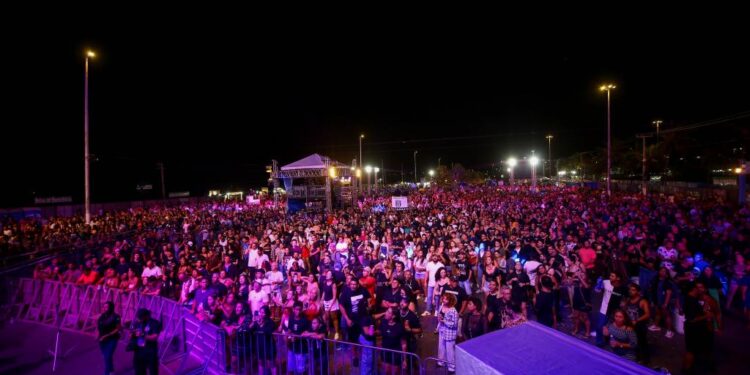Noite do rock agita primeiro dia de shows dos 170 anos de Aracaju na Orla de Atalaia