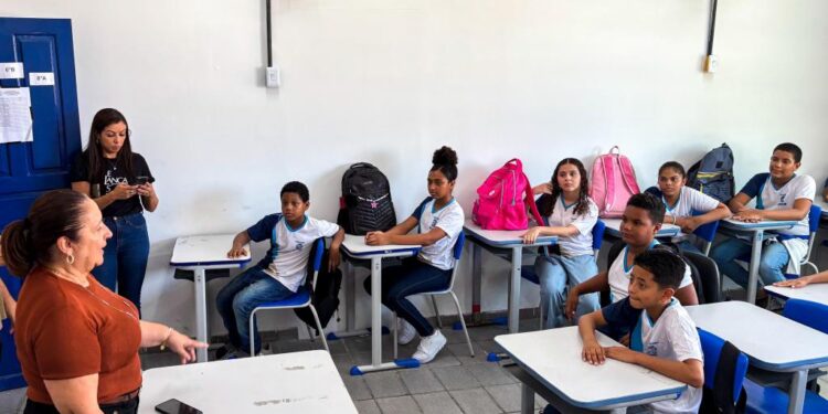 Secretária da Educação, Edna Amorim, visita prédio provisório da Escola Prof. Alcebíades Melo
