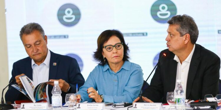 Prefeita Emília Corrêa participa de reunião com ministro da Casa Civil para contratação de obras do Novo PAC