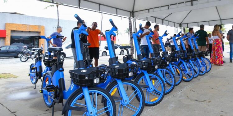 Emília entrega 140 bicicletas elétricas para a mobilidade urbana de Aracaju