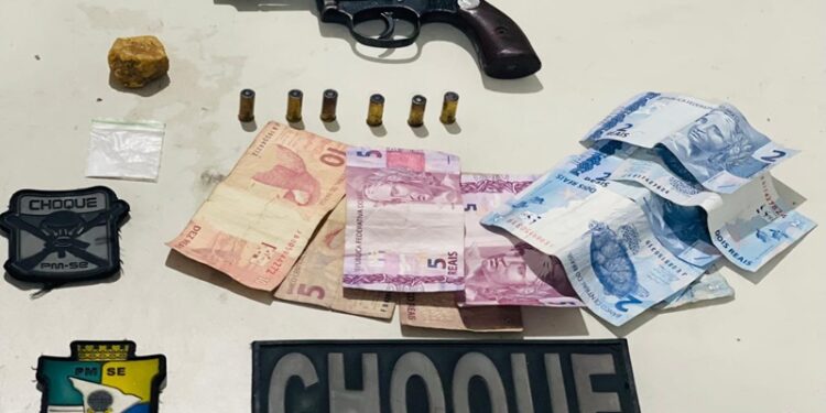Polícia Militar prende homem por porte ilegal de arma e tráfico de drogas na Zona Sul da capital