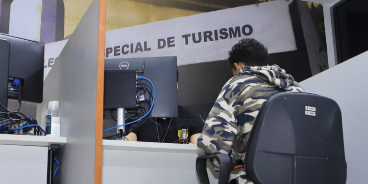 Boletim de ocorrência aumenta chances de recuperar celulares perdidos ou furtados durante festividades