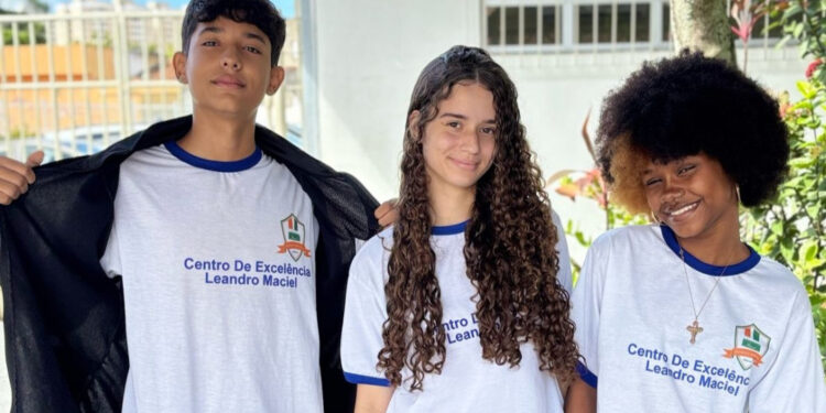 Kits escolares são entregues às escolas da rede estadual por meio do Profin