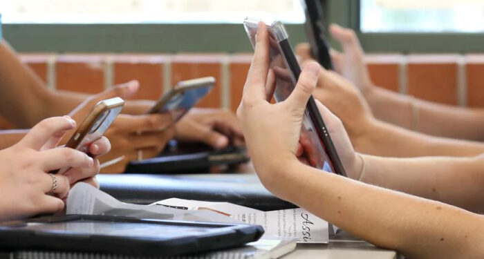 Conselho de Educação edita diretrizes sobre celulares em salas de aula