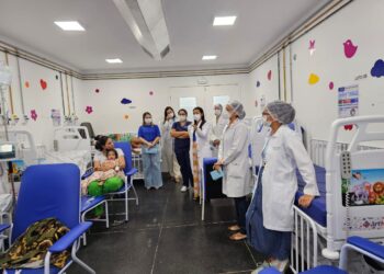 Acompanhantes de pacientes internados no Hospital da Criança recebem informações e orientações sobre Transtorno do Espectro Autista