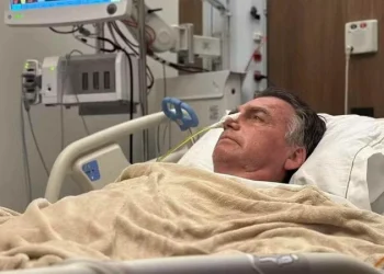 Em segundo dia na UTI, Bolsonaro realiza fisioterapia e segue estável; ainda não há previsão de alta