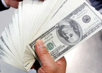 Dólar desaba após tarifas de Trump e atinge menor valor em seis meses