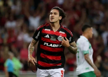 Flamengo goleia no Maracanã para liderar o Campeonato Brasileiro