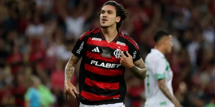 Flamengo goleia no Maracanã para liderar o Campeonato Brasileiro