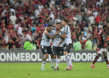 Arrascaeta cita falhas e valoriza adversário do Flamengo após derrota na Libertadores