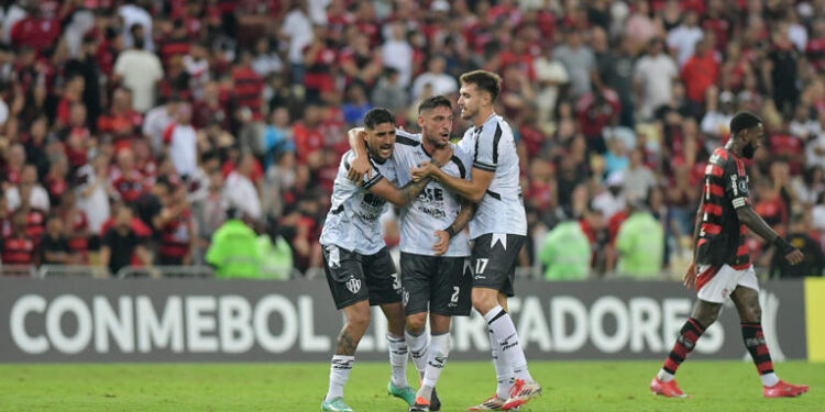 Arrascaeta cita falhas e valoriza adversário do Flamengo após derrota na Libertadores