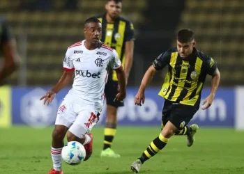 Gol de Juninho não livra Filipe Luís de bronca e Nação pede De La Cruz de ’10’ no Flamengo: “Adianta ele!”