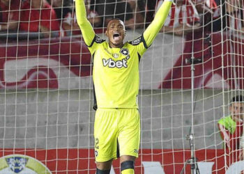 John leva um frangaço, e Botafogo, de forma constrangedora, perde em La Plata