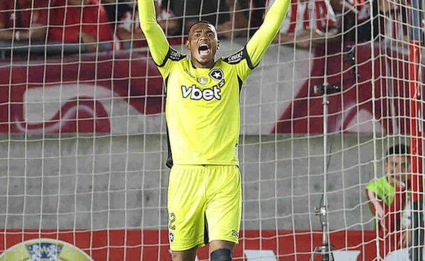 John leva um frangaço, e Botafogo, de forma constrangedora, perde em La Plata