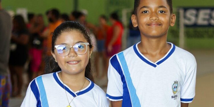 Prefeitura de Socorro entrega fardamento escolar aos alunos da rede municipal de ensino