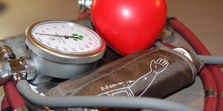 Metade dos brasileiros acima de 60 anos tem hipertensão, alerta cardiologista