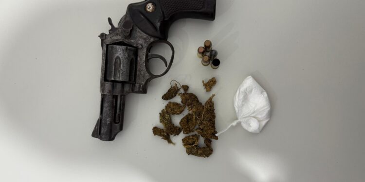 Polícia Civil identifica homem condenado por homicídio após denúncias de tráfico de drogas e porte ilegal de arma em Propriá