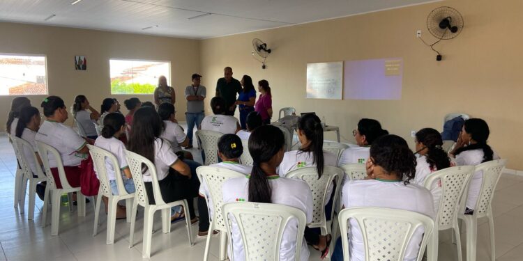 Prefeitura de Lagarto participa de bate-papo com alunas do curso de Operador de Resíduos Sólidos do Programa Mulheres Mil