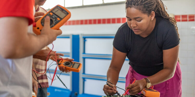 Educação profissional e tecnológica cresce no ensino médio, revela Censo Escolar