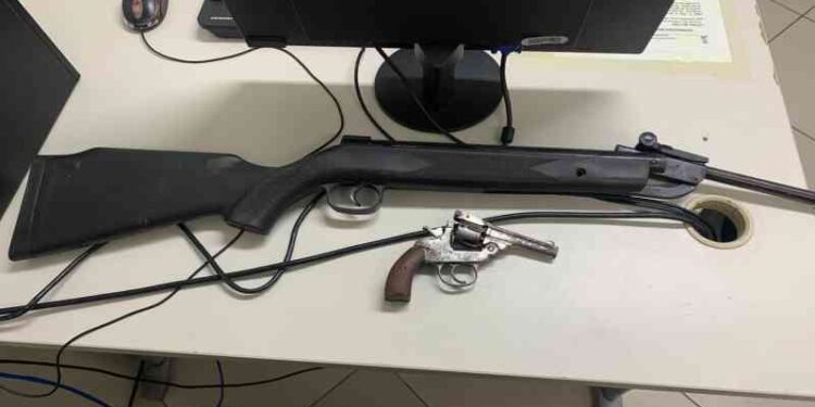 PM prende suspeito por posse ilegal de arma de fogo na capital