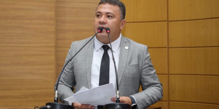 Deputado Kaká Santos propõe debate sobre uso inadequado de acostamentos