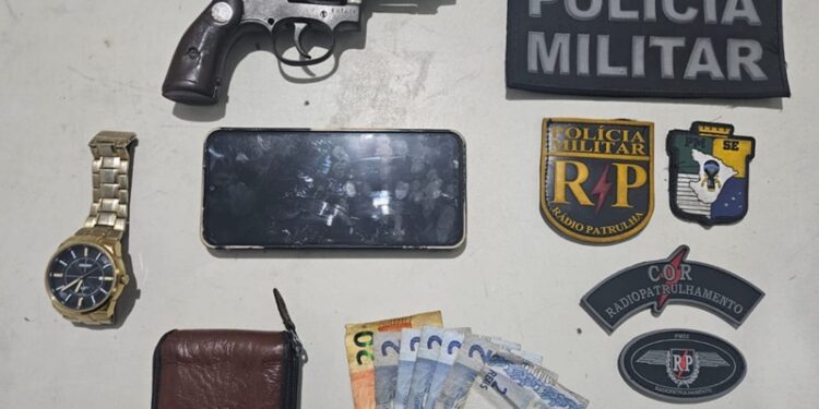 Policiais militares prendem homem por porte ilegal de arma de fogo em Nossa Senhora do Socorro